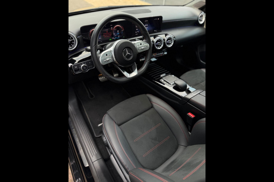 Mercedes-Benz A-Klasse 250 e AMG Line Panorama Camera CarPlay