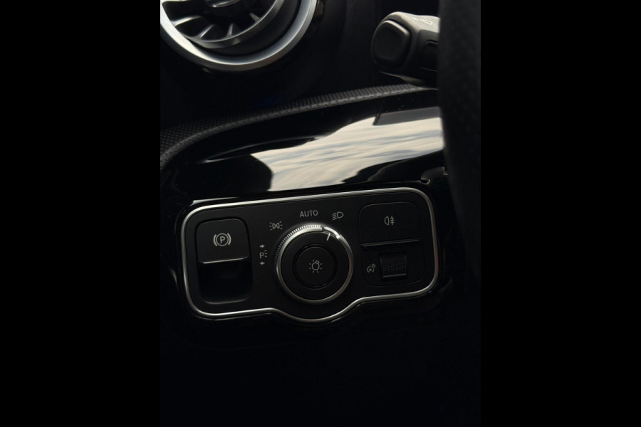 Mercedes-Benz A-Klasse 250 e AMG Line Panorama Camera CarPlay