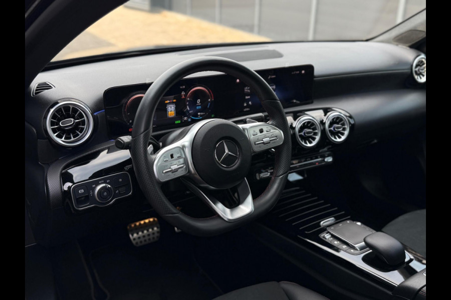 Mercedes-Benz A-Klasse 250 e AMG Line Panorama Camera CarPlay