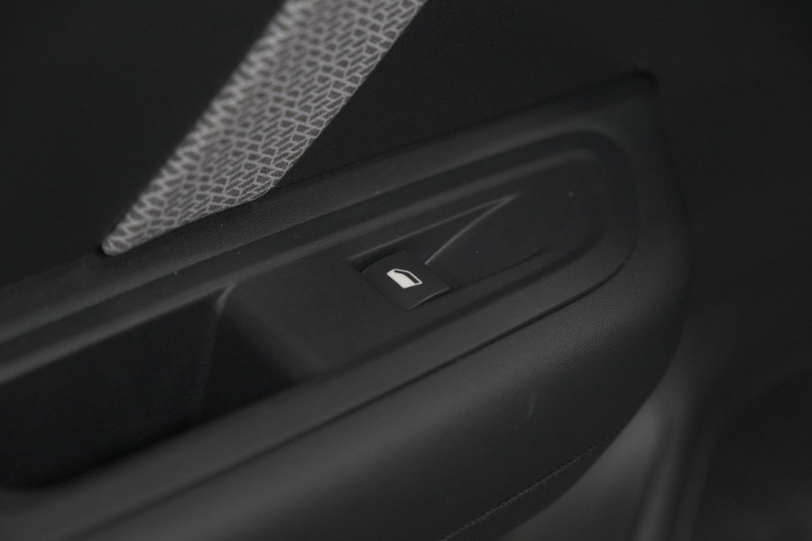 Citroën C4 PureTech 130 Feel Pack | Camera | Head-Up Display | Navigatie | Parkeersensoren