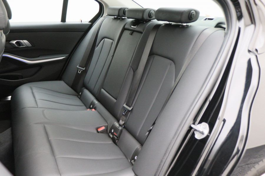 BMW 3 Serie 318i Executive Edition Leer, Sportstoelen, Lane Assist, Apple Carplay, LED, PDC, 18"