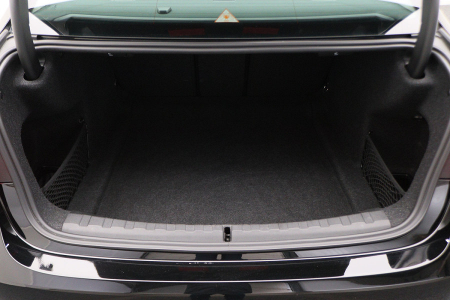 BMW 3 Serie 318i Executive Edition Leer, Sportstoelen, Lane Assist, Apple Carplay, LED, PDC, 18"