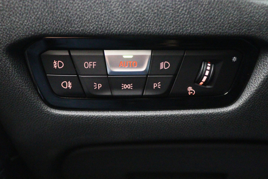 BMW 3 Serie 318i Executive Edition Leer, Sportstoelen, Lane Assist, Apple Carplay, LED, PDC, 18"