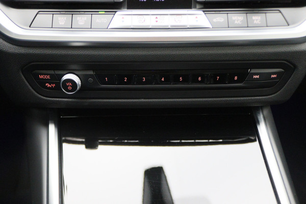 BMW 3 Serie 318i Executive Edition Leer, Sportstoelen, Lane Assist, Apple Carplay, LED, PDC, 18"