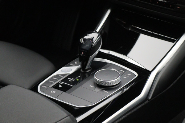 BMW 3 Serie 318i Executive Edition Leer, Sportstoelen, Lane Assist, Apple Carplay, LED, PDC, 18"