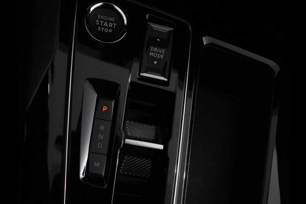 Peugeot 5008 1.2 PureTech GT Black Pack 7p Climate control Adaptive cruise control Achteruitrijd camera Verwarmde voorstoelen Keyless Navigatie LED Apple Carplay/ Android Auto