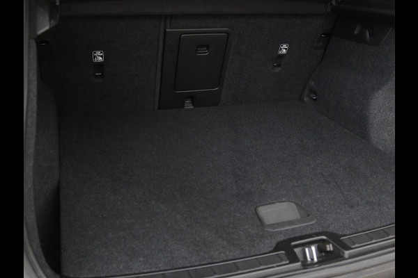 Volvo XC40 1.5 T5 Recharge Business Pro | Adaptive cruise | Camera | Carplay | Keyless | Navigatie | Parkeerverwarming | Full LED | Dodehoek detectie | PHEV
