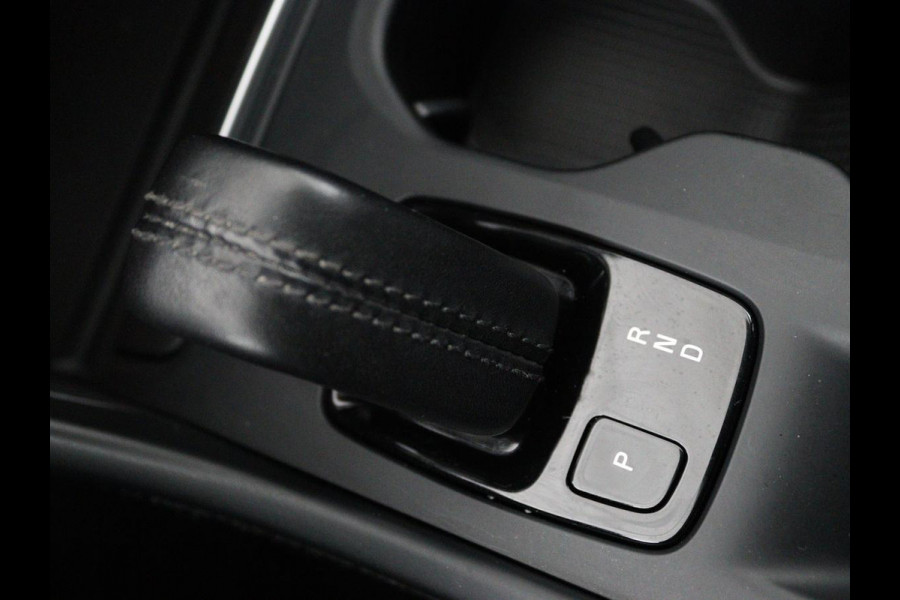 Volvo XC40 1.5 T5 Recharge Business Pro | Adaptive cruise | Camera | Carplay | Keyless | Navigatie | Parkeerverwarming | Full LED | Dodehoek detectie | PHEV
