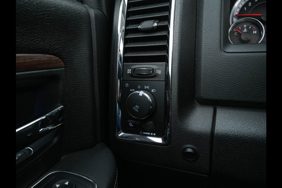 Dodge Ram 1500 5.7 V8 HEMI LARAMIE Quad-Cab 6'4 [ 5-Pers. ] Aut. *PANO | LUXURY-LEATHER | MEMORY-PACK | ALPINE-SOUNDSYSTEM | CAMERA | NAVI-FULLMAP | HEATED-COOLED-COMFORTSEATS| TOWBAR | 20''ALU*