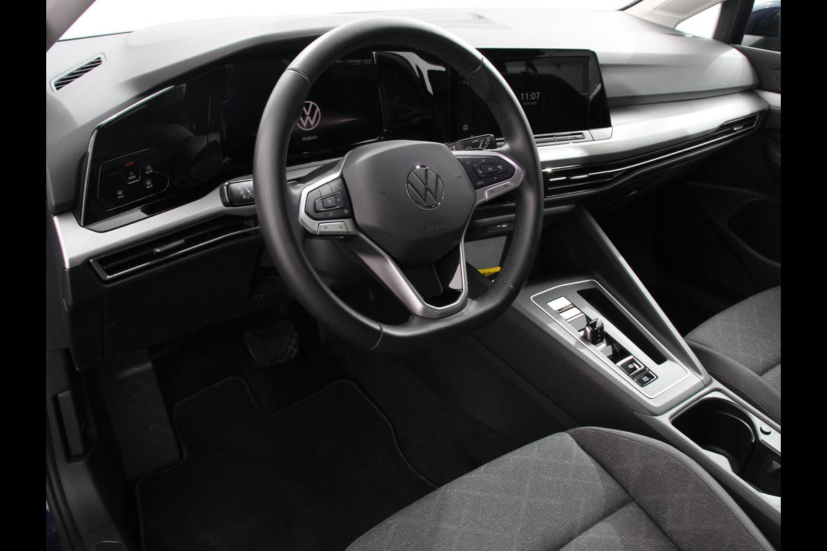Volkswagen Golf 1.0 eTSI Life Business Climate control Cruise control adaptive Navigatie LED Parkeersensoren Achteruitrijd camera Apple Carplay/ Android Auto
