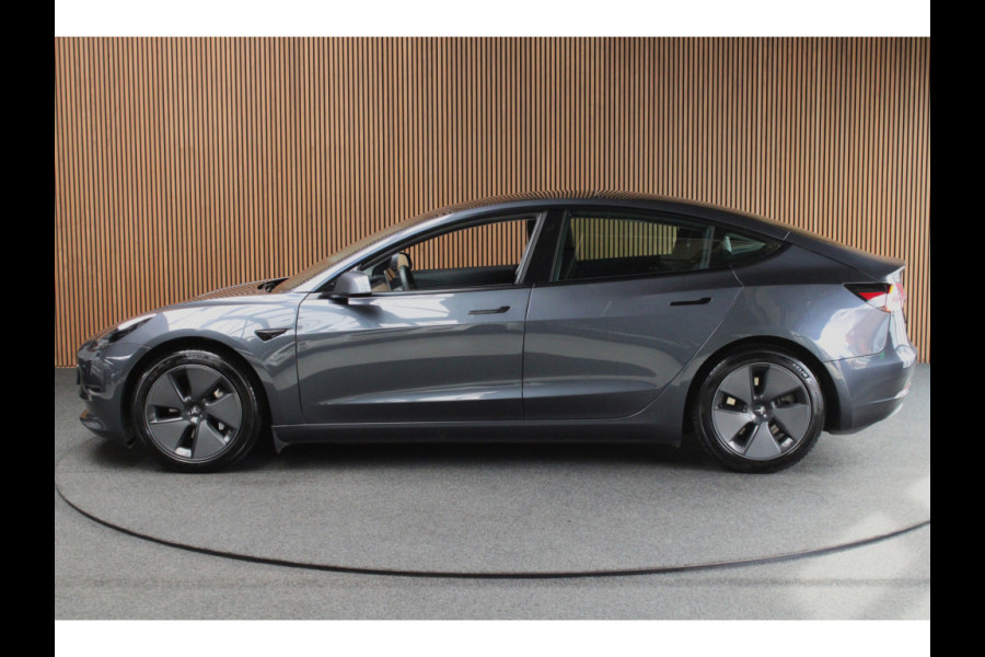 Tesla Model 3 RWD ACC Autopilot Stuurverwarm. PDC Leer Navi Panoramadak 360° Elektr. achterklep Stoelverwarming voor & achter Climate voor & achter LM velgen BTW auto! Nieuw!