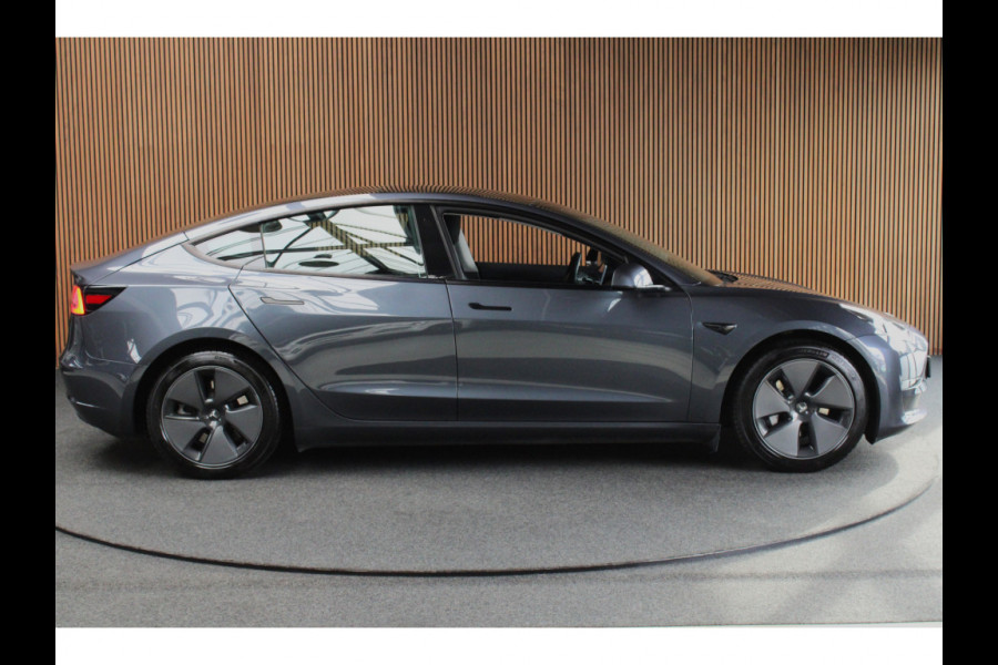 Tesla Model 3 RWD ACC Autopilot Stuurverwarm. PDC Leer Navi Panoramadak 360° Elektr. achterklep Stoelverwarming voor & achter Climate voor & achter LM velgen BTW auto! Nieuw!
