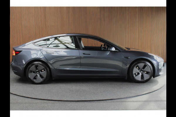 Tesla Model 3 RWD ACC Autopilot Stuurverwarm. PDC Leer Navi Panoramadak 360° Elektr. achterklep Stoelverwarming voor & achter Climate voor & achter LM velgen BTW auto! Nieuw!