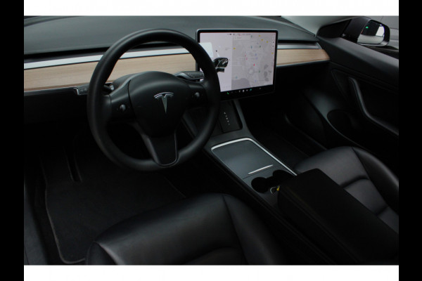 Tesla Model 3 RWD ACC Autopilot Stuurverwarm. PDC Leer Navi Panoramadak 360° Elektr. achterklep Stoelverwarming voor & achter Climate voor & achter LM velgen BTW auto! Nieuw!