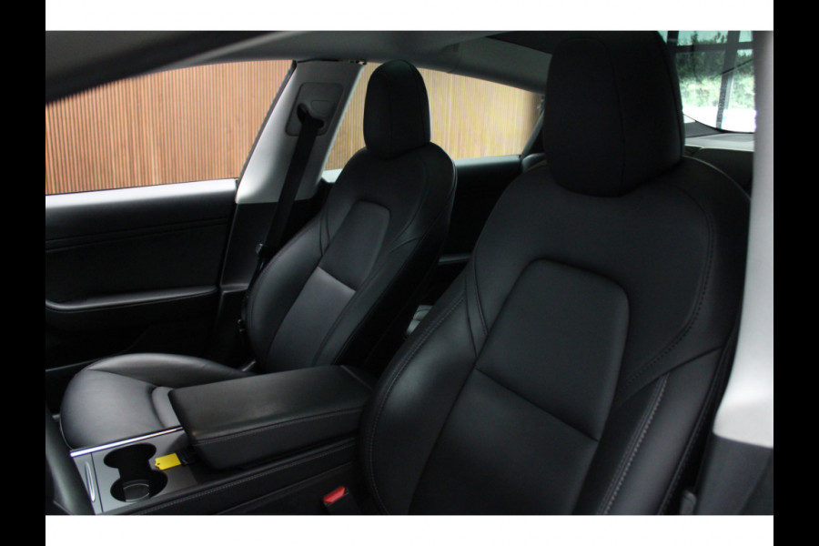 Tesla Model 3 RWD ACC Autopilot Stuurverwarm. PDC Leer Navi Panoramadak 360° Elektr. achterklep Stoelverwarming voor & achter Climate voor & achter LM velgen BTW auto! Nieuw!