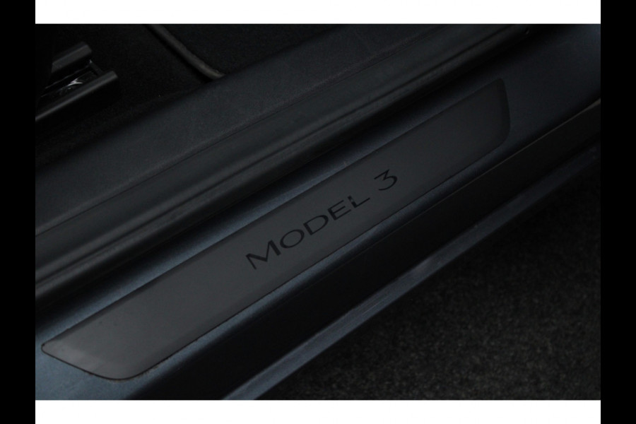 Tesla Model 3 RWD ACC Autopilot Stuurverwarm. PDC Leer Navi Panoramadak 360° Elektr. achterklep Stoelverwarming voor & achter Climate voor & achter LM velgen BTW auto! Nieuw!