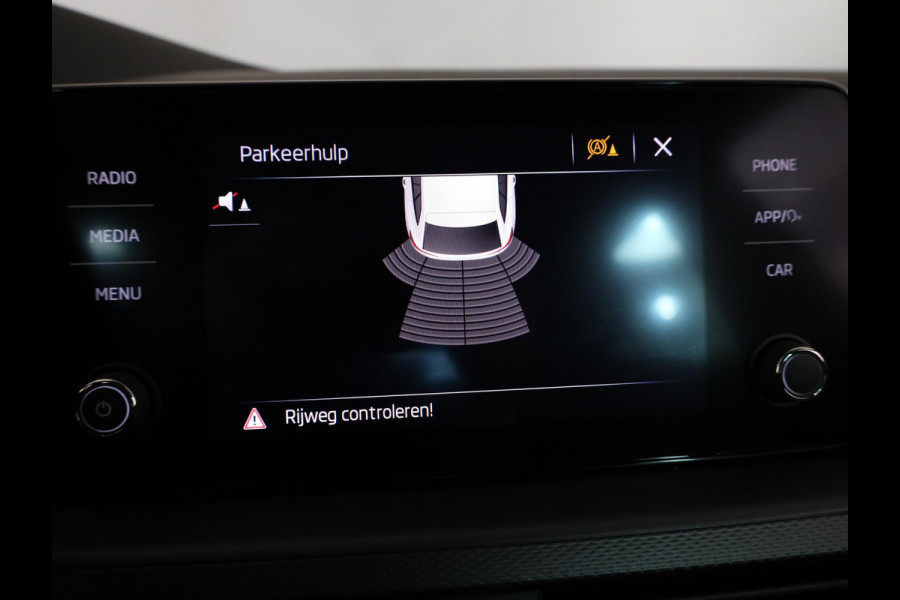 Škoda SCALA 1.0 TSI Ambition 110 pk Automaat (DSG) | Verlengde garantie | Navigatie via App | Parkeersensoren achter | Autom. airco | Apple Carplay/Android Auto |