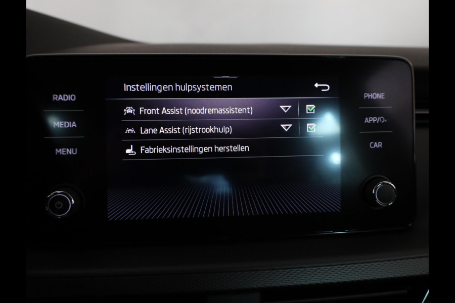 Škoda SCALA 1.0 TSI Ambition 110 pk Automaat (DSG) | Verlengde garantie | Navigatie via App | Parkeersensoren achter | Autom. airco | Apple Carplay/Android Auto |