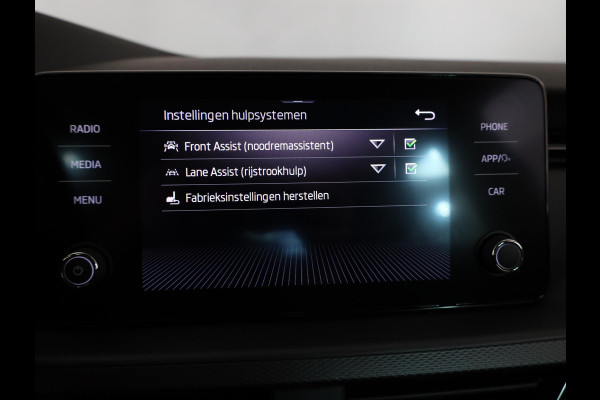 Škoda SCALA 1.0 TSI Ambition 110 pk Automaat (DSG) | Verlengde garantie | Navigatie via App | Parkeersensoren achter | Autom. airco | Apple Carplay/Android Auto |