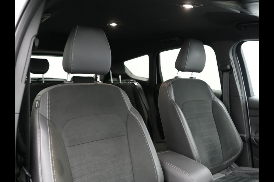 Ford Kuga 1.5 EcoBoost ST Line 2000kg Trekgewicht | Alcantara Sportstoelen | Apple Carplay | Navigatie | Trekhaak | Camera | Climate Control | Cruise Control | L.M. 18" | Parkeersensoren |