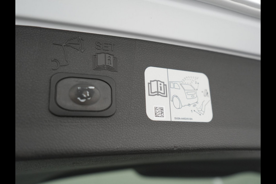 Ford Kuga 1.5 EcoBoost ST Line 2000kg Trekgewicht | Alcantara Sportstoelen | Apple Carplay | Navigatie | Trekhaak | Camera | Climate Control | Cruise Control | L.M. 18" | Parkeersensoren |