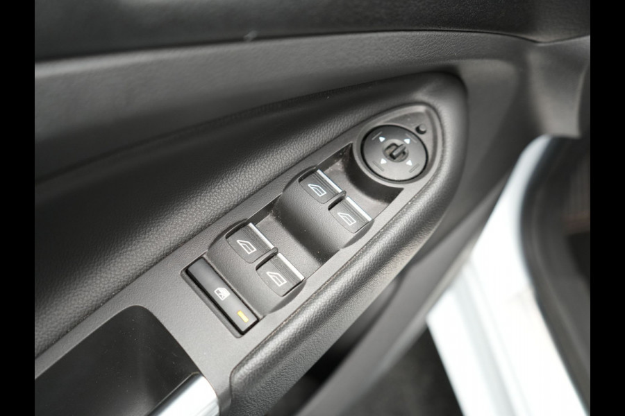 Ford Kuga 1.5 EcoBoost ST Line 2000kg Trekgewicht | Alcantara Sportstoelen | Apple Carplay | Navigatie | Trekhaak | Camera | Climate Control | Cruise Control | L.M. 18" | Parkeersensoren |