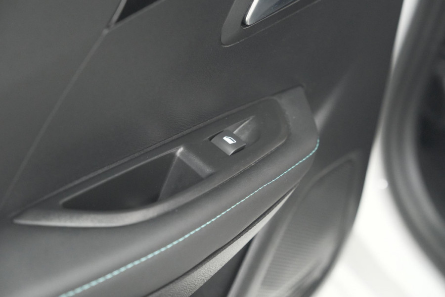 Peugeot 208 PureTech 100 EAT8 Allure Pack | Camera | Navigatie | Apple Carplay | Parkeersensoren | 17 Inch Lichtmetalen Velgen