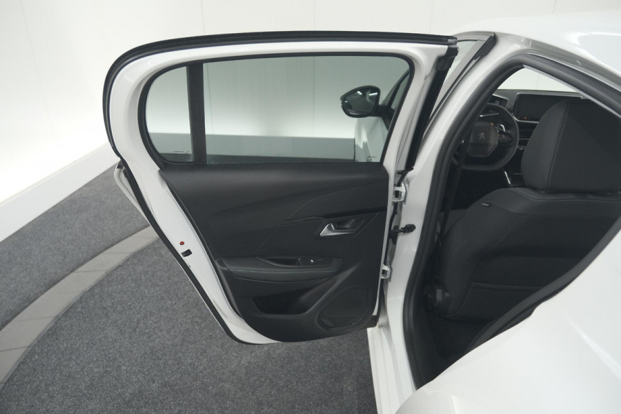 Peugeot 208 PureTech 100 EAT8 Allure Pack | Camera | Navigatie | Apple Carplay | Parkeersensoren | 17 Inch Lichtmetalen Velgen