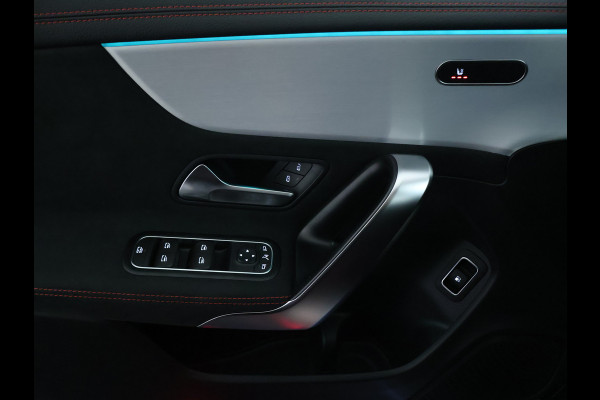 Mercedes-Benz CLA-Klasse 250 e AMG Line | AMG Line | Panorama Schuif-Kanteldak | NIght Pakket | Sfeerverlichting | Trekhaak | Inclusief 24 maanden MB Certified garantie voor Europa.