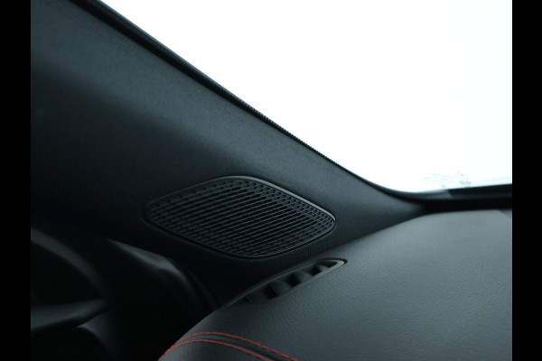 Mercedes-Benz CLA-Klasse 250 e AMG Line | AMG Line | Panorama Schuif-Kanteldak | NIght Pakket | Sfeerverlichting | Trekhaak | Inclusief 24 maanden MB Certified garantie voor Europa.