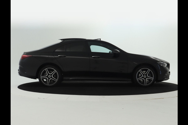 Mercedes-Benz CLA-Klasse 250 e AMG Line | AMG Line | Panorama Schuif-Kanteldak | NIght Pakket | Sfeerverlichting | Trekhaak | Inclusief 24 maanden MB Certified garantie voor Europa.