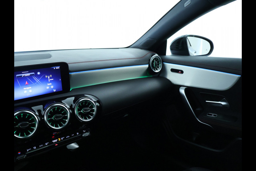Mercedes-Benz CLA-Klasse 250 e AMG Line | AMG Line | Panorama Schuif-Kanteldak | NIght Pakket | Sfeerverlichting | Trekhaak | Inclusief 24 maanden MB Certified garantie voor Europa.