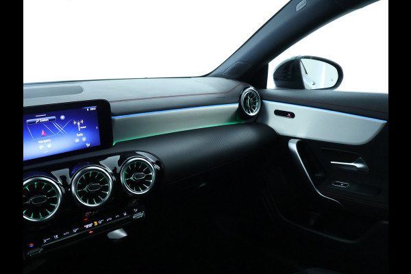 Mercedes-Benz CLA-Klasse 250 e AMG Line | AMG Line | Panorama Schuif-Kanteldak | NIght Pakket | Sfeerverlichting | Trekhaak | Inclusief 24 maanden MB Certified garantie voor Europa.