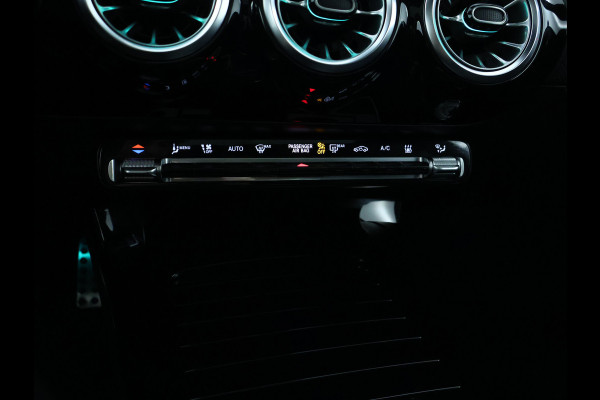 Mercedes-Benz CLA-Klasse 250 e AMG Line | AMG Line | Panorama Schuif-Kanteldak | NIght Pakket | Sfeerverlichting | Trekhaak | Inclusief 24 maanden MB Certified garantie voor Europa.