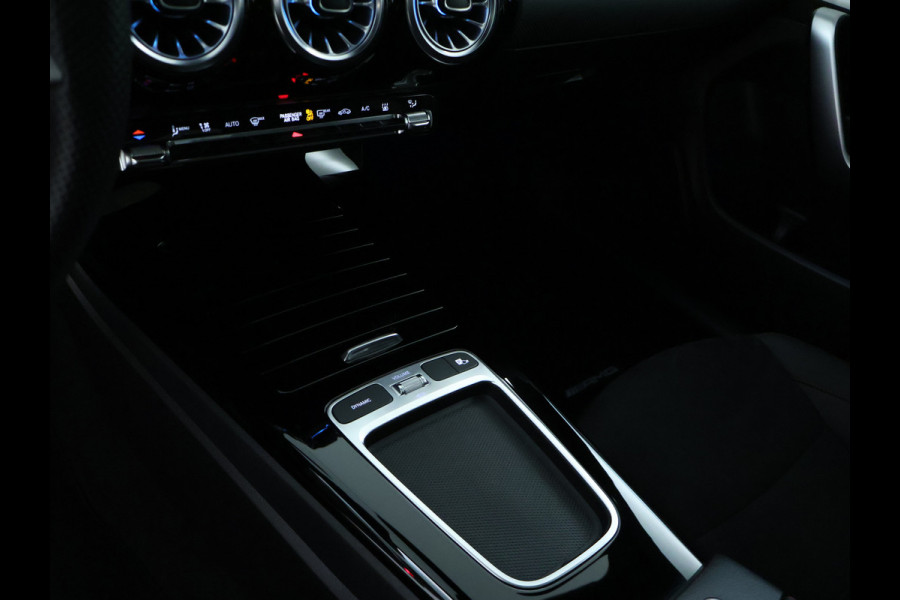 Mercedes-Benz CLA-Klasse 250 e AMG Line | AMG Line | Panorama Schuif-Kanteldak | NIght Pakket | Sfeerverlichting | Trekhaak | Inclusief 24 maanden MB Certified garantie voor Europa.