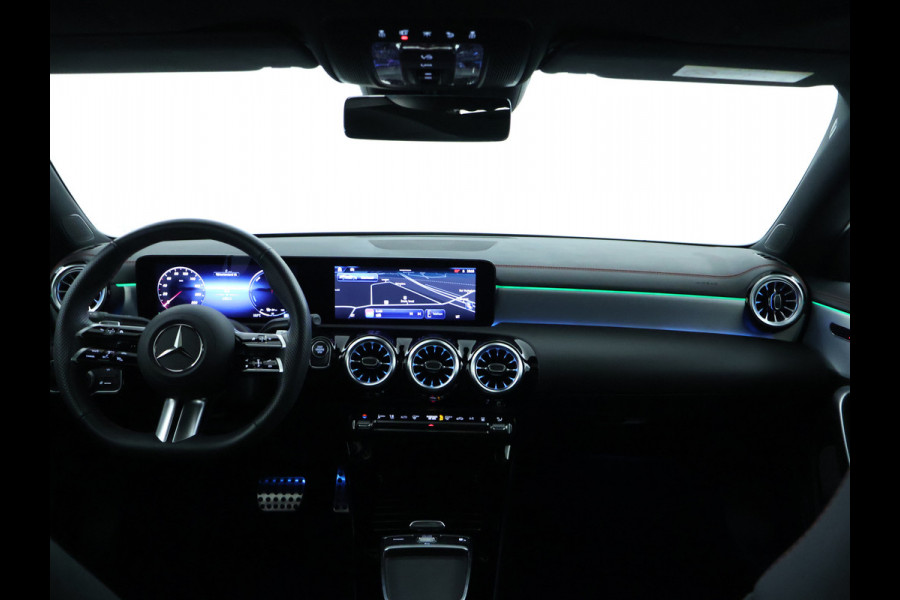Mercedes-Benz CLA-Klasse 250 e AMG Line | AMG Line | Panorama Schuif-Kanteldak | NIght Pakket | Sfeerverlichting | Trekhaak | Inclusief 24 maanden MB Certified garantie voor Europa.