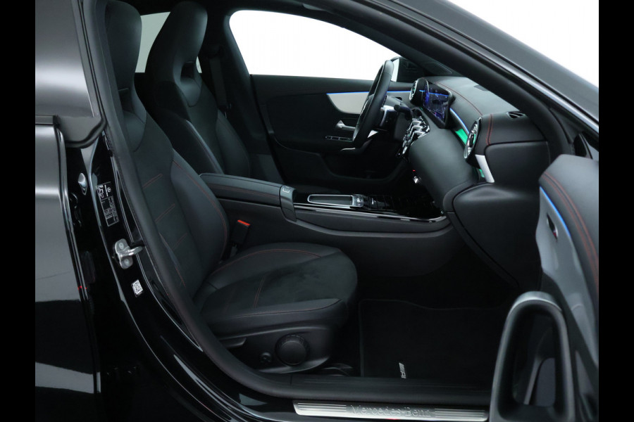 Mercedes-Benz CLA-Klasse 250 e AMG Line | AMG Line | Panorama Schuif-Kanteldak | NIght Pakket | Sfeerverlichting | Trekhaak | Inclusief 24 maanden MB Certified garantie voor Europa.