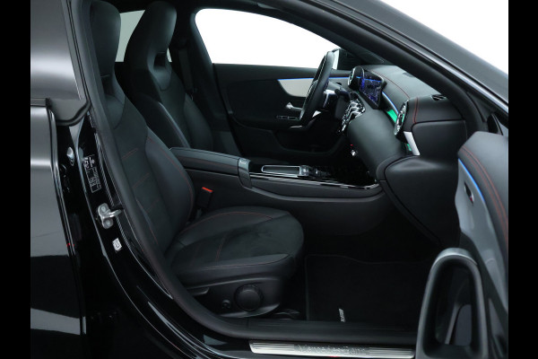 Mercedes-Benz CLA-Klasse 250 e AMG Line | AMG Line | Panorama Schuif-Kanteldak | NIght Pakket | Sfeerverlichting | Trekhaak | Inclusief 24 maanden MB Certified garantie voor Europa.