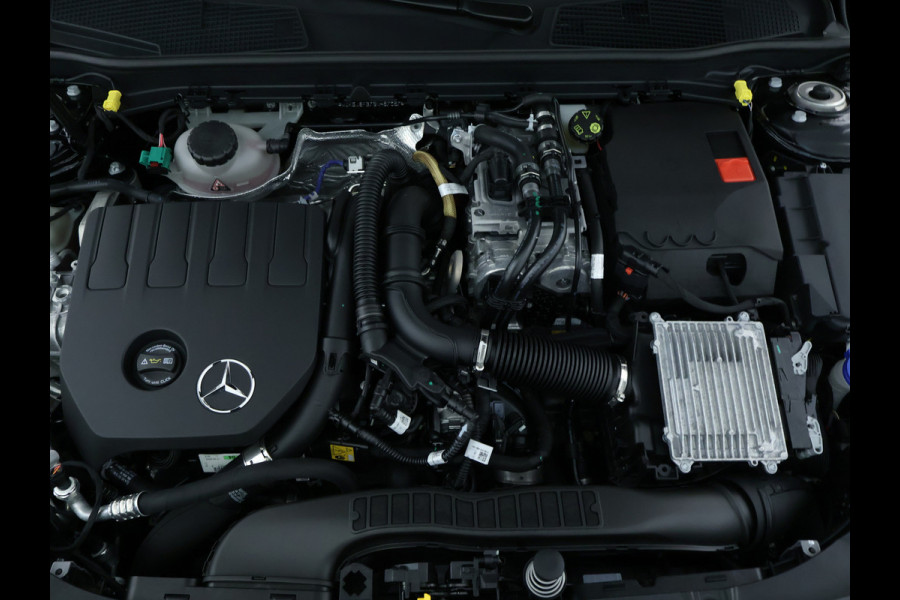Mercedes-Benz CLA-Klasse 250 e AMG Line | AMG Line | Panorama Schuif-Kanteldak | NIght Pakket | Sfeerverlichting | Trekhaak | Inclusief 24 maanden MB Certified garantie voor Europa.
