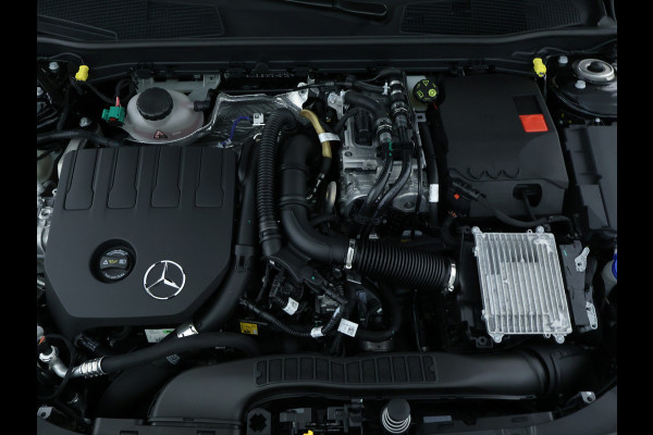 Mercedes-Benz CLA-Klasse 250 e AMG Line | AMG Line | Panorama Schuif-Kanteldak | NIght Pakket | Sfeerverlichting | Trekhaak | Inclusief 24 maanden MB Certified garantie voor Europa.