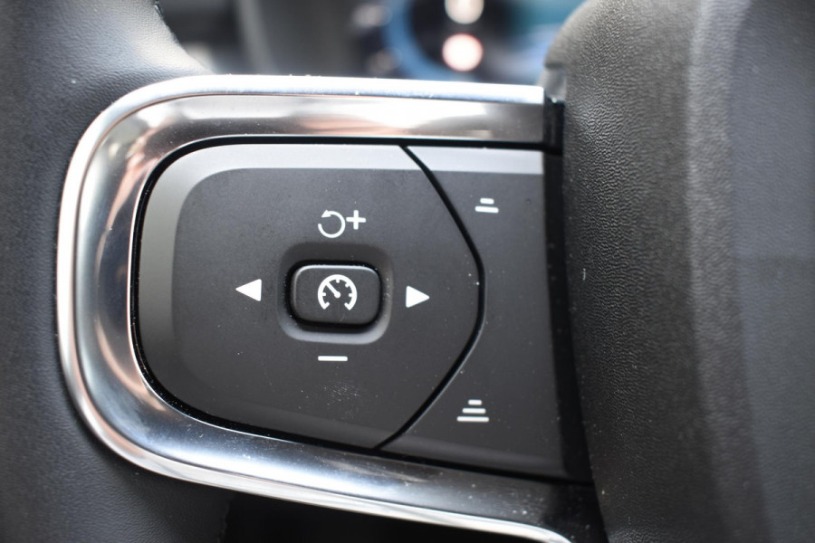 Volvo XC40 B3 177PK Automaat Core / Navigatie / Camera / Adaptieve Cruisecontrol / Stuur-Stoelverwarming / LM Velgen / Trekhaak /