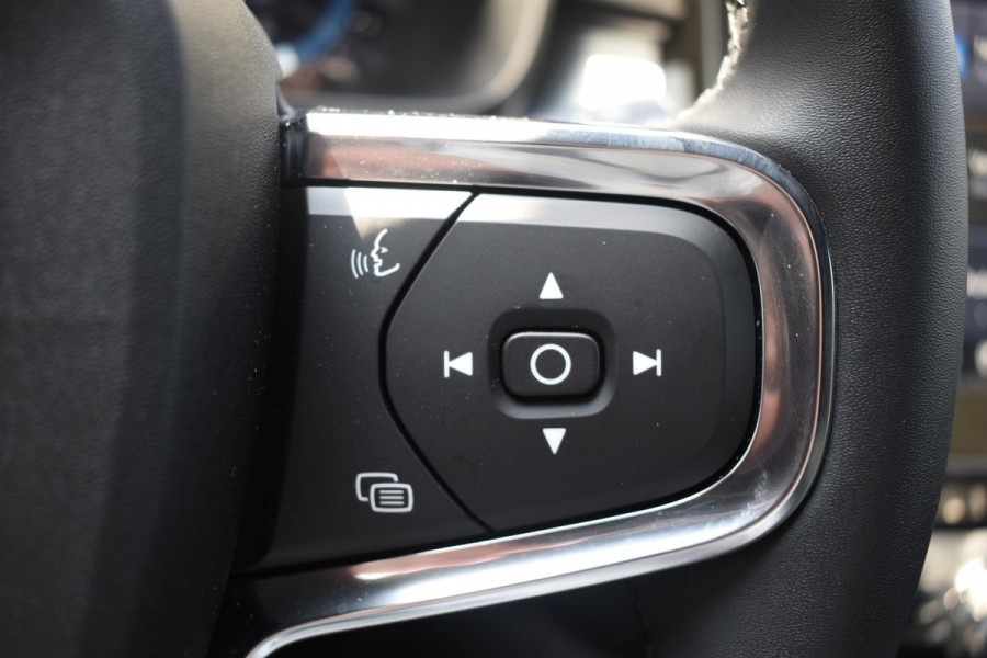 Volvo XC40 B3 177PK Automaat Core / Navigatie / Camera / Adaptieve Cruisecontrol / Stuur-Stoelverwarming / LM Velgen / Trekhaak /