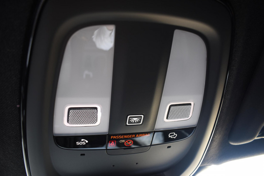 Volvo XC40 B3 177PK Automaat Core / Navigatie / Camera / Adaptieve Cruisecontrol / Stuur-Stoelverwarming / LM Velgen / Trekhaak /