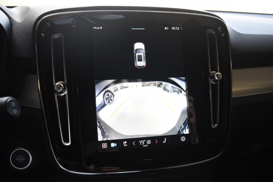 Volvo XC40 B3 177PK Automaat Core / Navigatie / Camera / Adaptieve Cruisecontrol / Stuur-Stoelverwarming / LM Velgen / Trekhaak /
