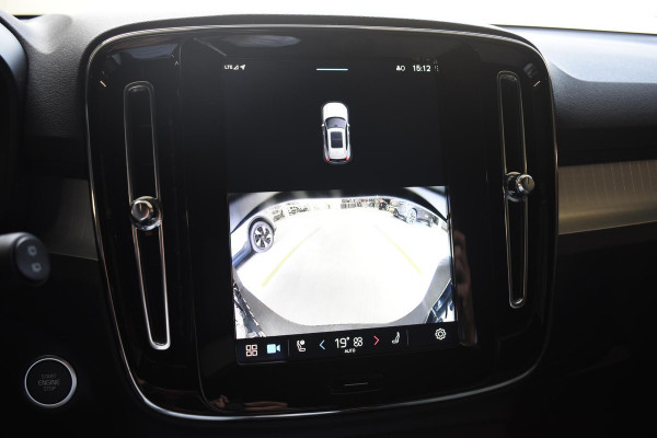 Volvo XC40 B3 177PK Automaat Core / Navigatie / Camera / Adaptieve Cruisecontrol / Stuur-Stoelverwarming / LM Velgen / Trekhaak /