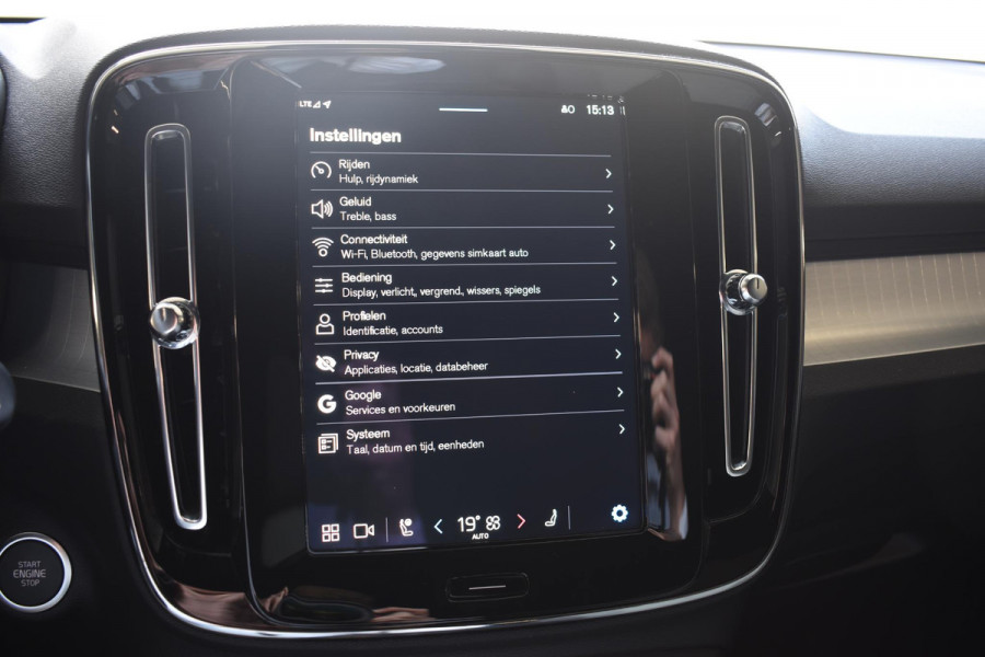 Volvo XC40 B3 177PK Automaat Core / Navigatie / Camera / Adaptieve Cruisecontrol / Stuur-Stoelverwarming / LM Velgen / Trekhaak /