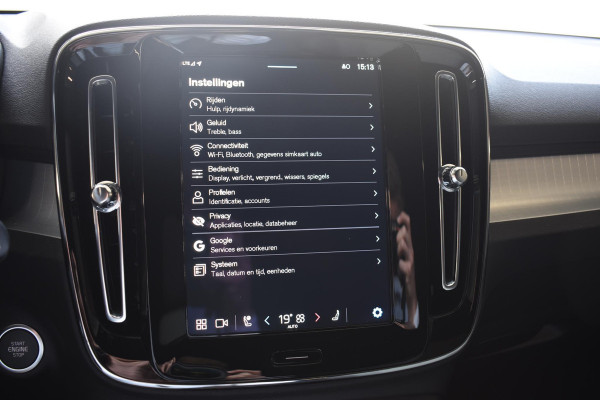 Volvo XC40 B3 177PK Automaat Core / Navigatie / Camera / Adaptieve Cruisecontrol / Stuur-Stoelverwarming / LM Velgen / Trekhaak /