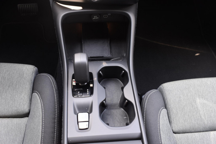 Volvo XC40 B3 177PK Automaat Core / Navigatie / Camera / Adaptieve Cruisecontrol / Stuur-Stoelverwarming / LM Velgen / Trekhaak /