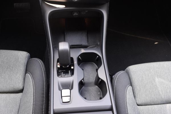 Volvo XC40 B3 177PK Automaat Core / Navigatie / Camera / Adaptieve Cruisecontrol / Stuur-Stoelverwarming / LM Velgen / Trekhaak /