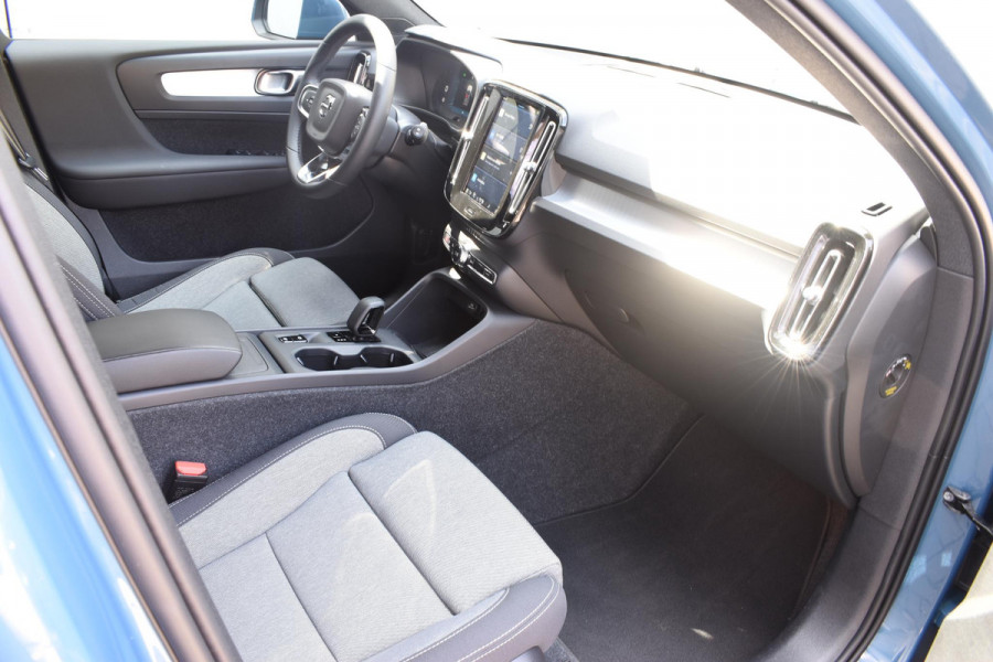 Volvo XC40 B3 177PK Automaat Core / Navigatie / Camera / Adaptieve Cruisecontrol / Stuur-Stoelverwarming / LM Velgen / Trekhaak /
